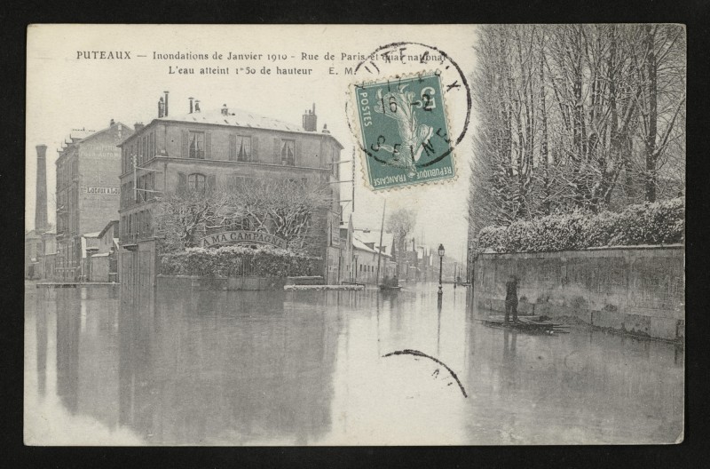 Carte postale ancienne Inondations de Janvier 1910 - Rue de Paris et quai national à Puteaux