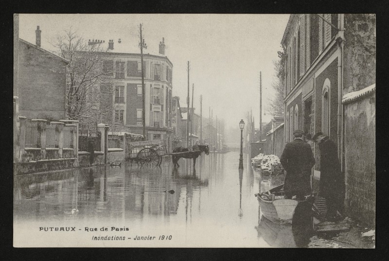 Carte postale ancienne Rue de Paris - Inondations - janvier 1910 à Puteaux