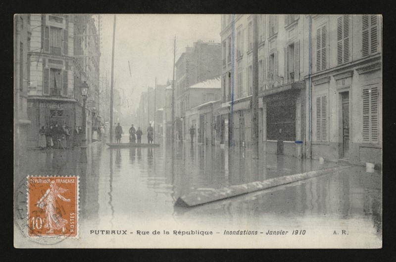 Carte postale ancienne Rue de la République - Inondations - janvier 1910 à Puteaux
