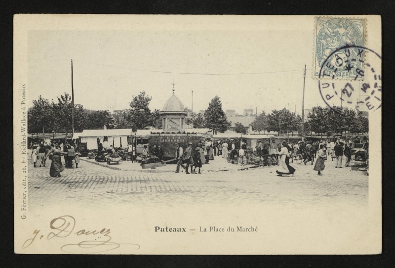 Carte postale ancienne La Place du Marché à Puteaux