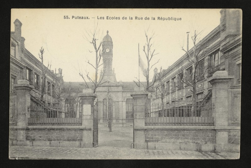 Carte postale ancienne Les Ecoles de la Rue de la République à Puteaux
