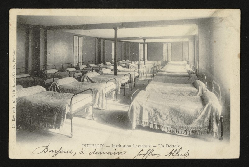 Carte postale ancienne Institution Levadoux - Un Dortoir à Puteaux