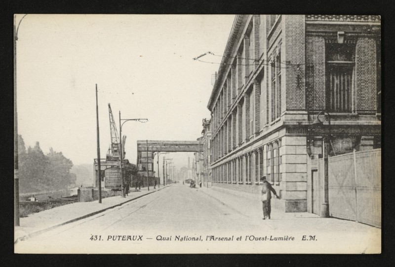 Carte postale ancienne Quai National, l'Arsenal et l'Ouest-Lumière à Puteaux