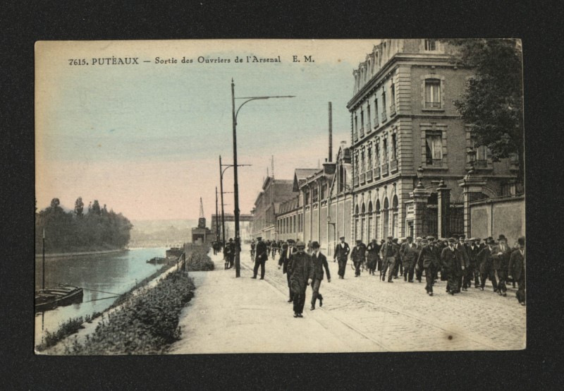 Carte postale ancienne Sortie des Ouvriers de l'Arsenal à Puteaux