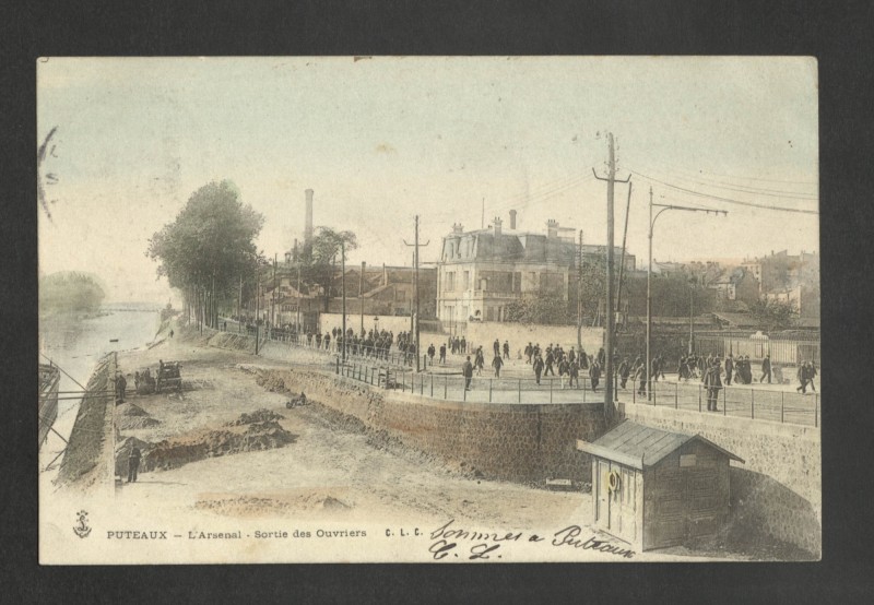 Carte postale ancienne L'Arsenal - Sortie des Ouvriers à Puteaux