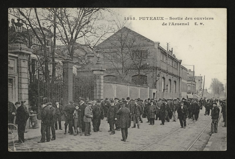 Carte postale ancienne Sortie des ouvriers de l'Arsenal à Puteaux