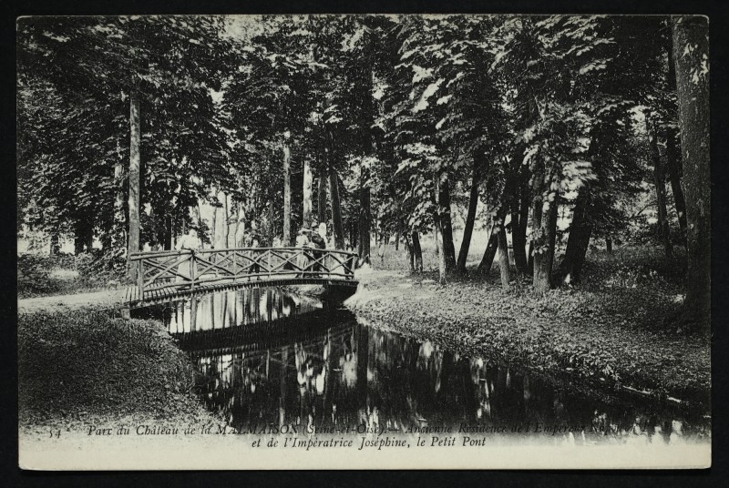 Carte postale ancienne Parc du Château de La Malmaison (Seine-et-Oise) - Ancienne Résidence de l'Empereur Napoléon Ier et de l'Impératrice Joséphine, le Petit Pont. à Rueil-Malmaison