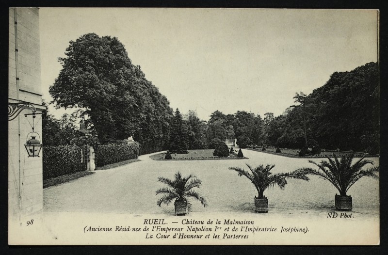 Carte postale ancienne Château de la Malmaison (Ancienne Résidence de l'Empereur Napoléon Ier et de l'Impératrice Joséphine). La Cour d'Honneur et les Parterres à Rueil-Malmaison