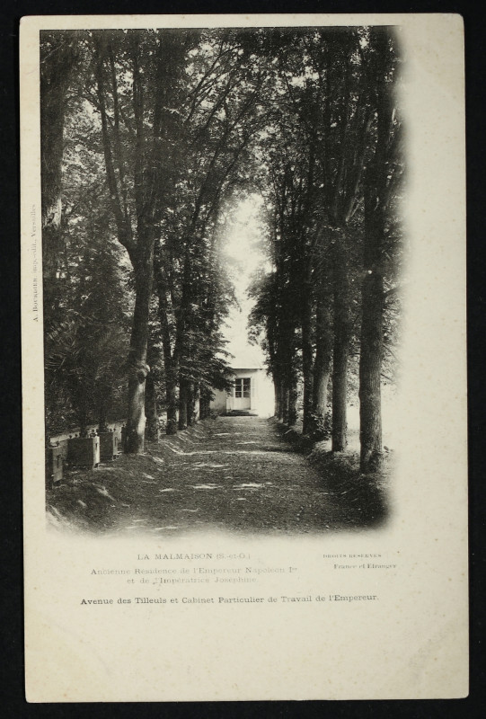 Carte postale ancienne La Malmaison (S.-et-O.). Ancienne Résidence de l'Empereur Napoléon 1er et de l'Impératrice Joséphine. Avenue des Tilleuls et Cabinet Particulier de Travail de l'Empereur à Rueil-Malmaison