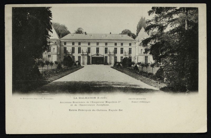 Carte postale ancienne La Malmaison (S.-et-O.). Ancienne résidence de l'Empereur Napoléon et de l'Impératrice Joséphine - Entrée principale du Château - Façade Est à Rueil-Malmaison