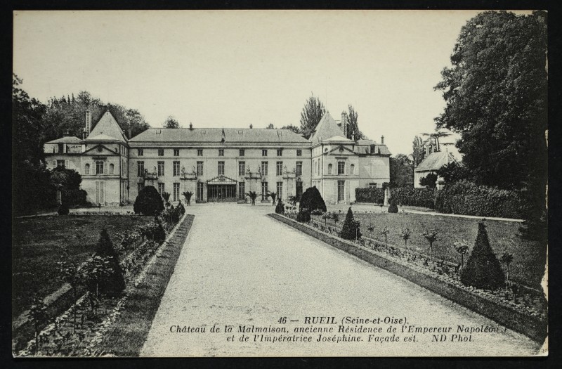 Carte postale ancienne La Malmaison (S.-et-O.). Ancienne résidence de l'Empereur Napoléon et de l'Impératrice Joséphine - Entrée principale - Façade Est à Rueil-Malmaison