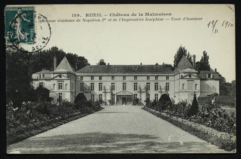 Carte postale ancienne Château de la Malmaison - Ancienne Résidence de l'Empereur Napoléon 1er et de l'Impératrice Joséphine - Cour d'honneur à Rueil-Malmaison