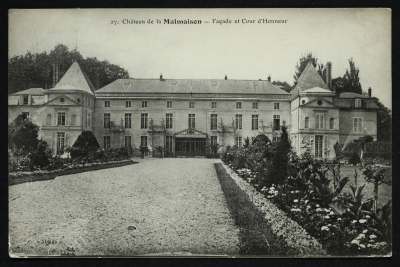 Carte postale ancienne Château de la Malmaison - Façade et Cour d'Honneur à Rueil-Malmaison