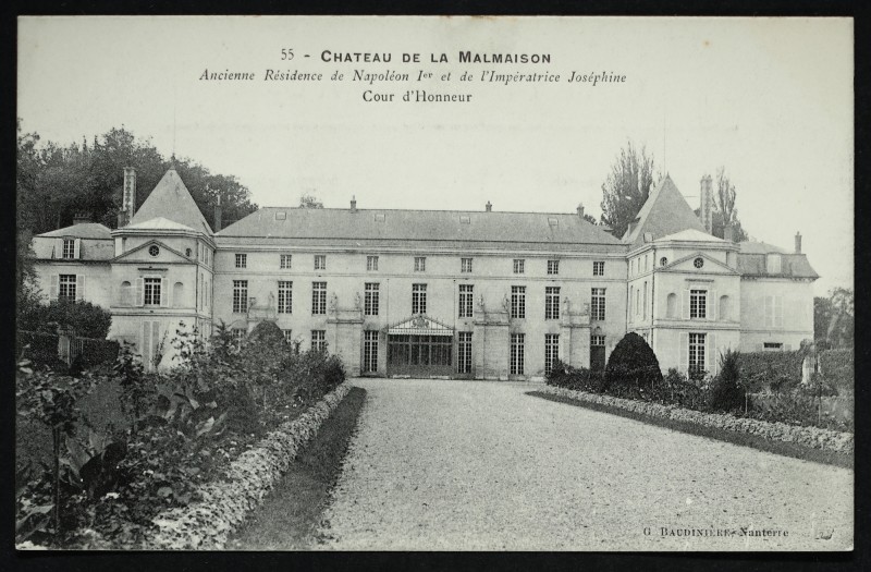 Carte postale ancienne Château de la Malmaison - Ancienne Résidence de l'Empereur Napoléon 1er et de l'Impératrice Joséphine - Cour d'honneur à Rueil-Malmaison