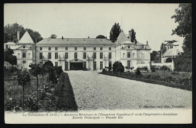 Carte postale ancienne La Malmaison (S.-et-O.) - Ancienne Résidence de l'Empereur Napoléon 1er et de l'Impératrice Joséphine - Entrée Principale - Façade Est à Rueil-Malmaison