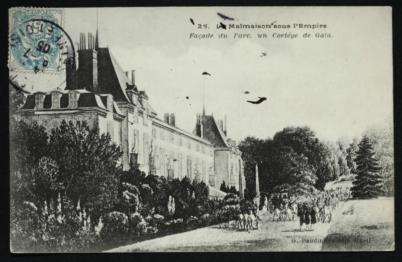 Carte postale ancienne La Malmaison sous l'Empire - Façade du Parc, un cortège de Gala à Rueil-Malmaison