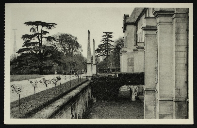 Carte postale ancienne Château de Malmaison - Les fossées devant la façade ouest [obélisques] à Rueil-Malmaison