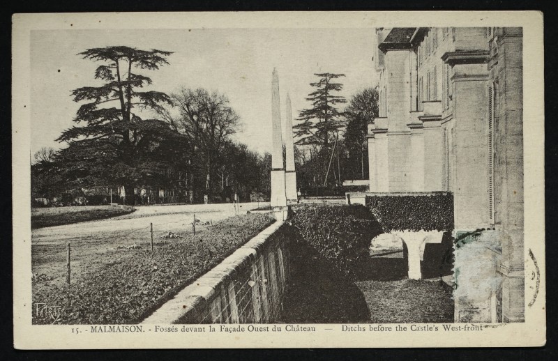 Carte postale ancienne Malmaison - Fossées devant la Façade Ouest du Château [obélisques] - Ditchs before the Castle's West-front à Rueil-Malmaison