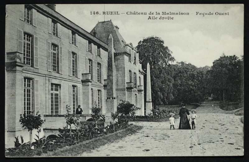 Carte postale ancienne Château de la Malmaison - Façade Ouest - Aile droite [Obélisques] à Rueil-Malmaison