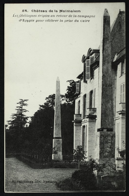 Carte postale ancienne Château de la Malmaison - Les obélisques érigées au retour de la campagne d'Egypte pour célébrer la prise du Caire à Rueil-Malmaison