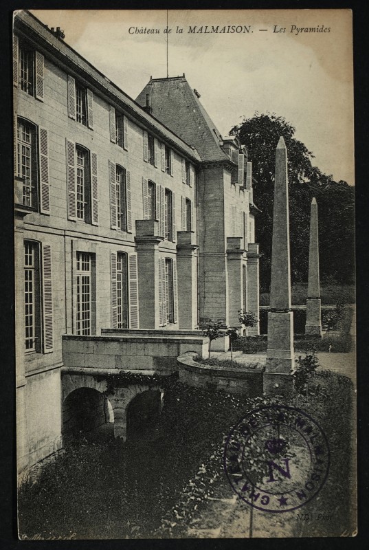 Carte postale ancienne Château de la Malmaison - Les Pyramides (sic) à Rueil-Malmaison