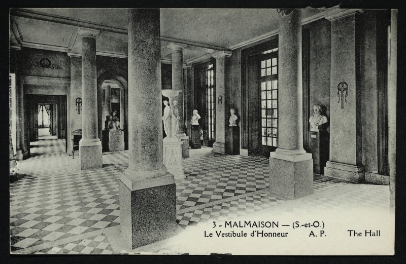 Carte postale ancienne Malmaison (S.-et O.) Le Vestibule d'honneur ; The hall à Rueil-Malmaison