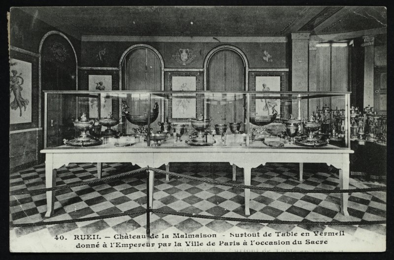Carte postale ancienne Château de la Malmaison. Surtout de Table en Vermeil donné à l'Empereur par la Ville de Paris à l'occasion du Sacre. à Rueil-Malmaison