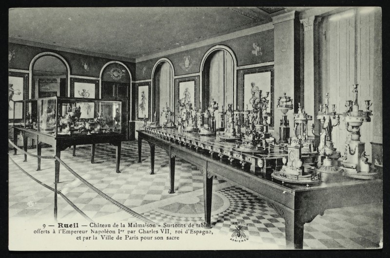Carte postale ancienne Château de la Malmaison. Surtouts de Table offerts à l'Empereur Napoléon Ier par Charles VII, roi d'Espagne et par la Ville de Paris pour son Sacre. à Rueil-Malmaison