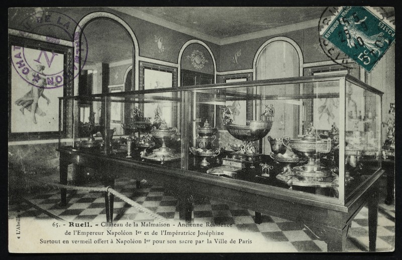 Carte postale ancienne Château de la Malmaison. Ancienne Résidence de l'Empereur Napoléon Ier et de l'Impératrice Joséphine. Surtouts en vermeil offerts à  Napoléon Ier pour son sacre par la Ville de Paris. à Rueil-Malmaison