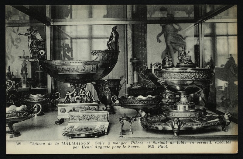 Carte postale ancienne Château de la Malmaison - Salle à manger. Pièces  et Surtout de table en vermeil exécutés par Henri Auguste pour le Sacre à Rueil-Malmaison