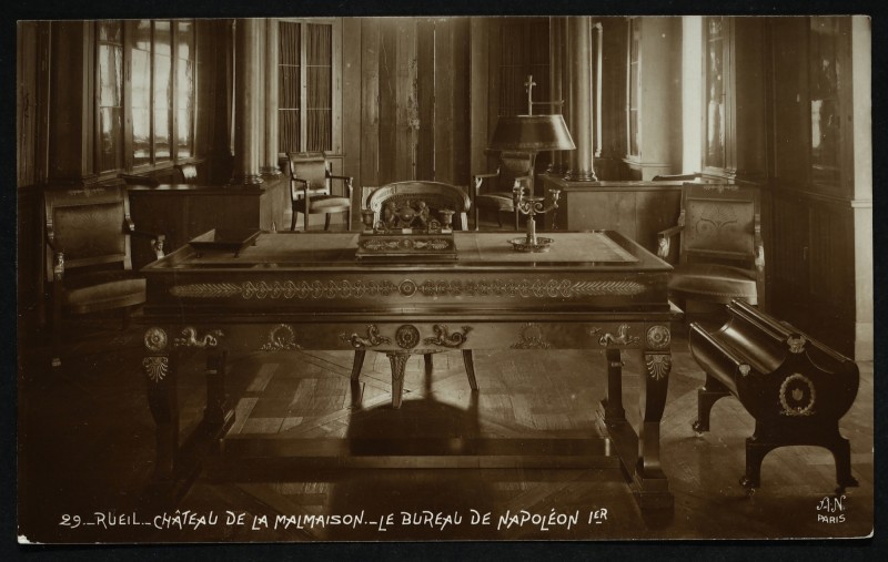 Carte postale ancienne Château de la Malmaison. - Le Bureau de Napoléon Ier à Rueil-Malmaison