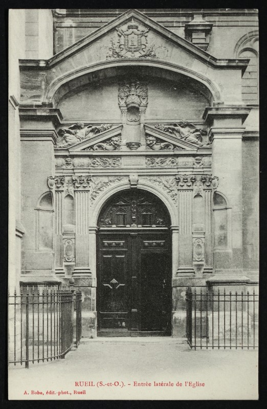 Carte postale ancienne Entrée latérale de L'Eglise à Rueil-Malmaison
