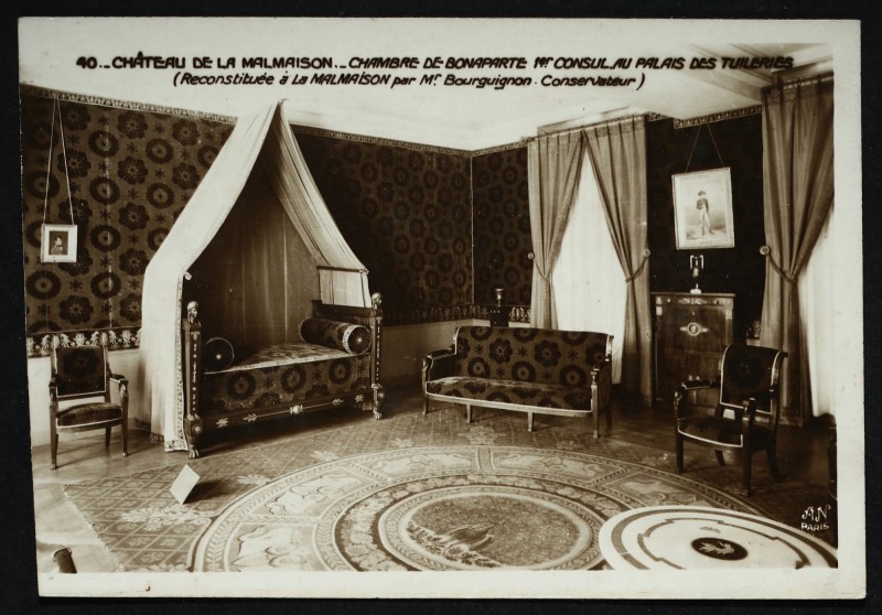 Carte postale ancienne Château de la Malmaison - Chambre de Bonaparte 1er Consul au Palais des Tuileries (reconstituée à la malmaison par Mr Bourguignon Conservateur) à Rueil-Malmaison