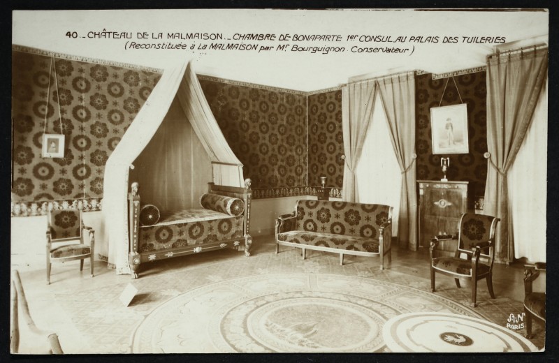 Carte postale ancienne Château de la Malmaison - Chambre de Bonaparte 1er Consul au Palais des Tuileries (reconstituée à la malmaison par Mr Bourguignon Conservateur) à Rueil-Malmaison