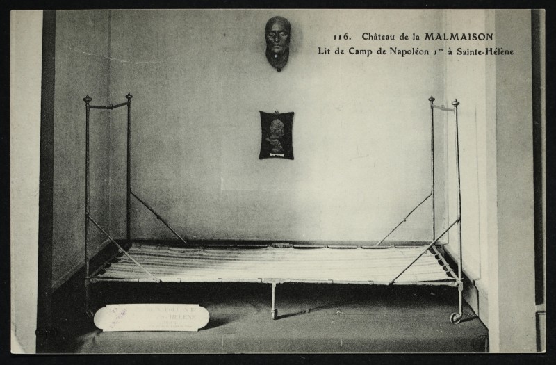 Carte postale ancienne Château de la Malmaison - Lit de Camp de Napoléon 1er à Sainte-Hélène à Rueil-Malmaison