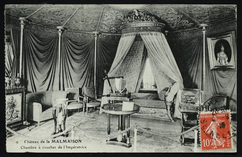 Carte postale ancienne Château de la Malmaison - Chambre à coucher de l'Impératrice à Rueil-Malmaison