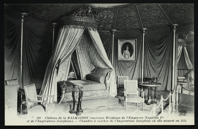 Carte postale ancienne Château de la Malmaison (Ancienne résidence de l'Empereur Napoléon Ier et de l'Impératrice Joséphine) - Chambre à coucher de l'Impératrice Joséphine où elle mourut en 1814 à Rueil-Malmaison