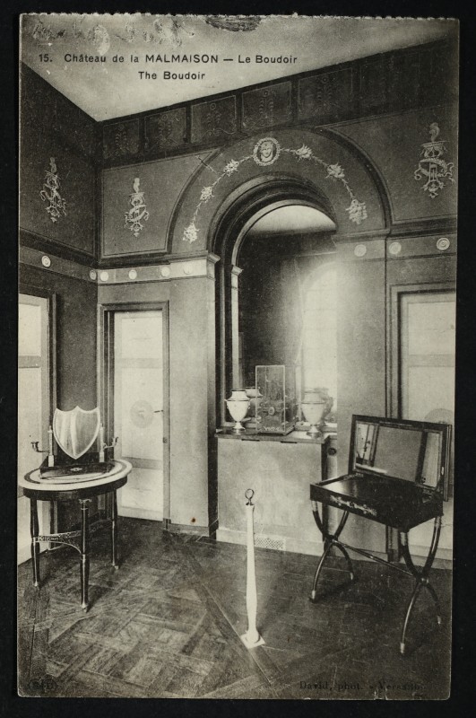 Carte postale ancienne Château de la Malmaison. - Le Boudoir - The Boudoir à Rueil-Malmaison