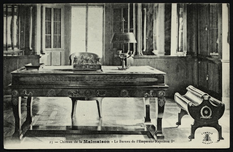 Carte postale ancienne Château de la Malmaison - Le Bureau de Napoléon Ier à Rueil-Malmaison