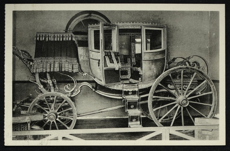 Carte postale ancienne Château de Malmaison - "L'Opale" - Voiture qui ramena Joséphine à La Malmaison après son Divorce à Rueil-Malmaison