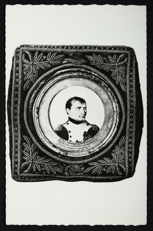 Carte postale ancienne Château de Malmaison - Portrait de l'Empereur, du nécessaire de toilette de l'Impératrice joséphine à Rueil-Malmaison