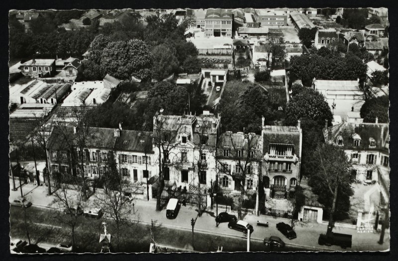 Carte postale ancienne Le Commissariat à Rueil-Malmaison