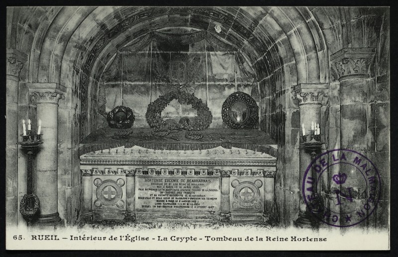 Carte postale ancienne Intérieur de l'Eglise - La Crypte - Tombeau de la reine Hortense - Candélabres fabriqués avec des Canons pris à Sébastopol à Rueil-Malmaison