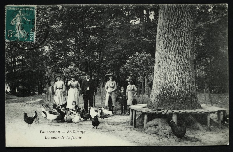 Carte postale ancienne St-Cucufa - La cour de la ferme à Rueil-Malmaison
