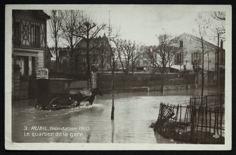Carte postale ancienne Rueil - Inondation 1910 - Le quartier de la gare à Rueil-Malmaison