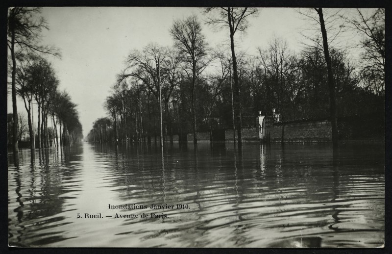 Carte postale ancienne Rueil inondations janvier 1910 - Avenue de Paris à Rueil-Malmaison