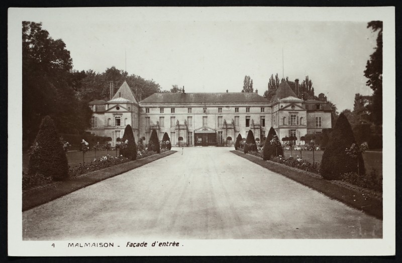 Carte postale ancienne Malmaison - Façade d'entrée à Rueil-Malmaison