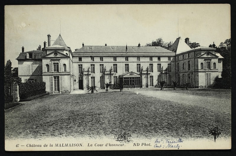 Carte postale ancienne Château de Malmaison - La Cour d'honneur à Rueil-Malmaison