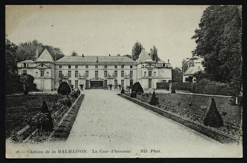 Carte postale ancienne Château de Malmaison - La Cour d'honneur à Rueil-Malmaison