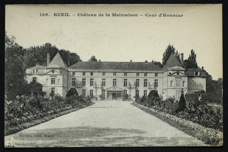 Carte postale ancienne Château de la Malmaison - Cour d'honneur à Rueil-Malmaison
